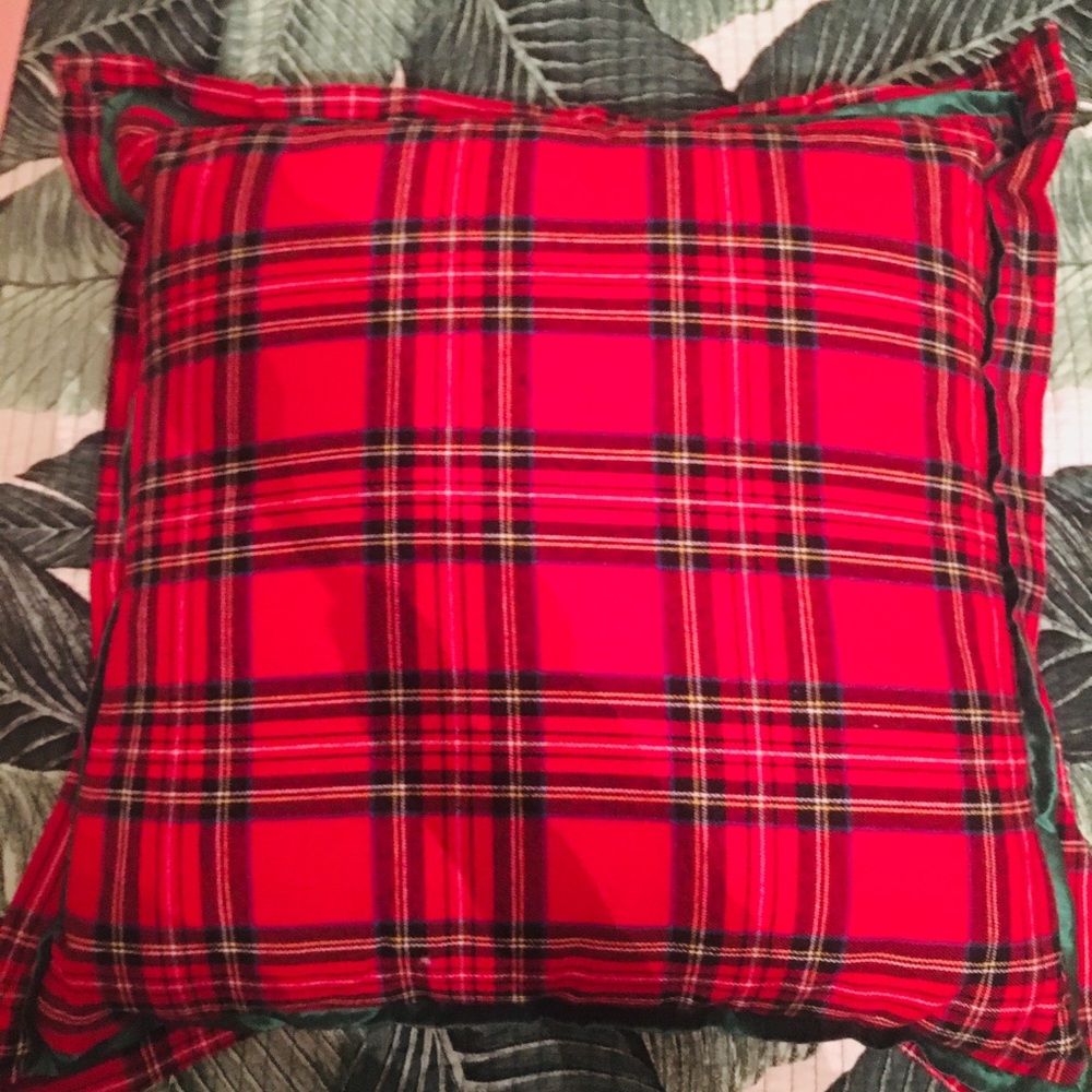 NW PIER1 CHRISTMAS PLAID PILLOW 22”x22”